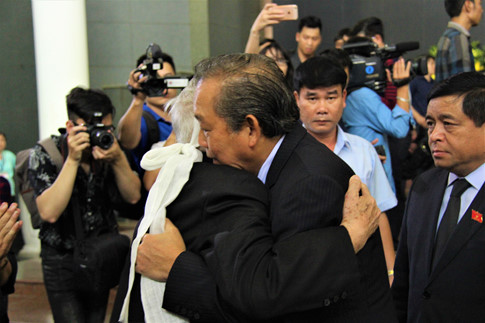 Gia đình cụ Hoàng Thị Minh Hồ tặng tiền phúng viếng cho đồng bào lũ lụt